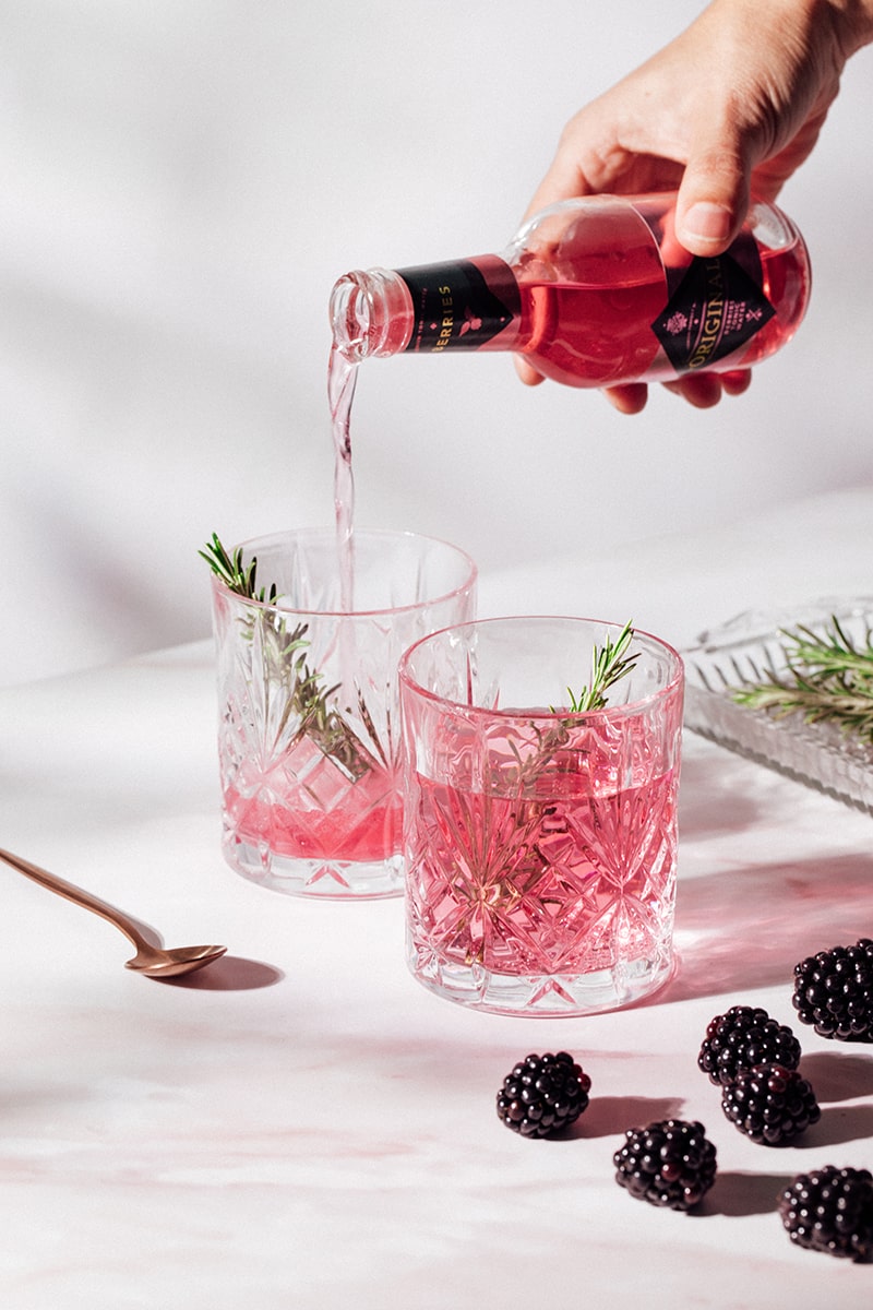 gin tonic rosa con moras