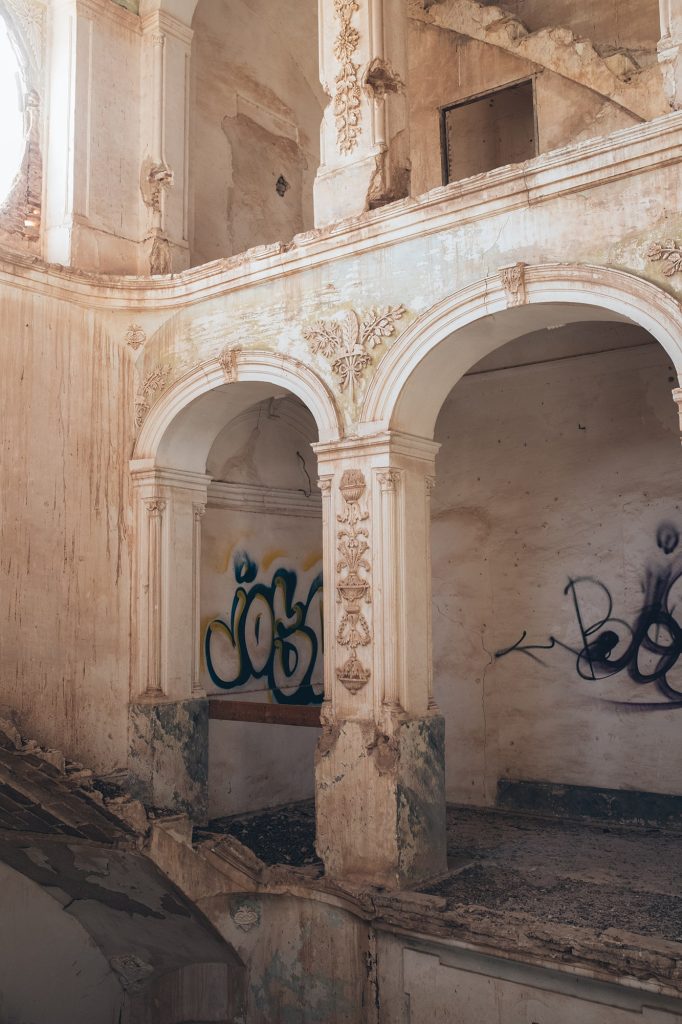 columnas mansión abandonada