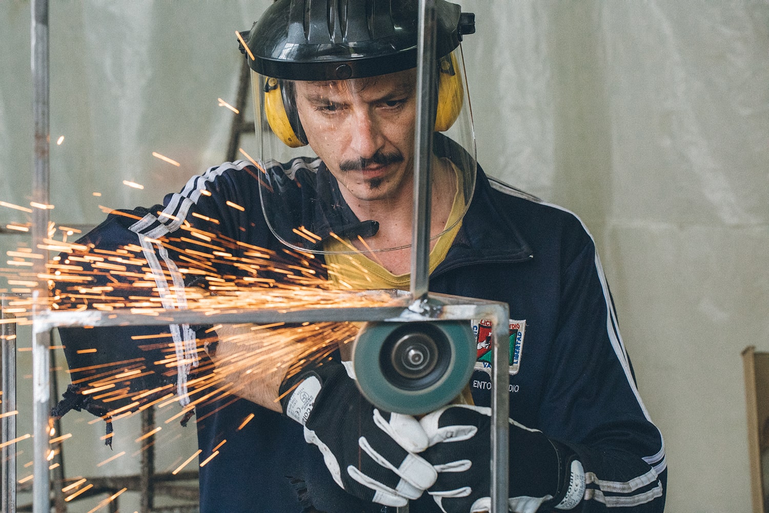 Alejandro Cerón tabajando