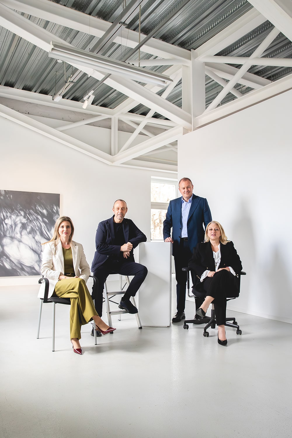 Fotografía corporativa de equipo directivo en espacio luminoso