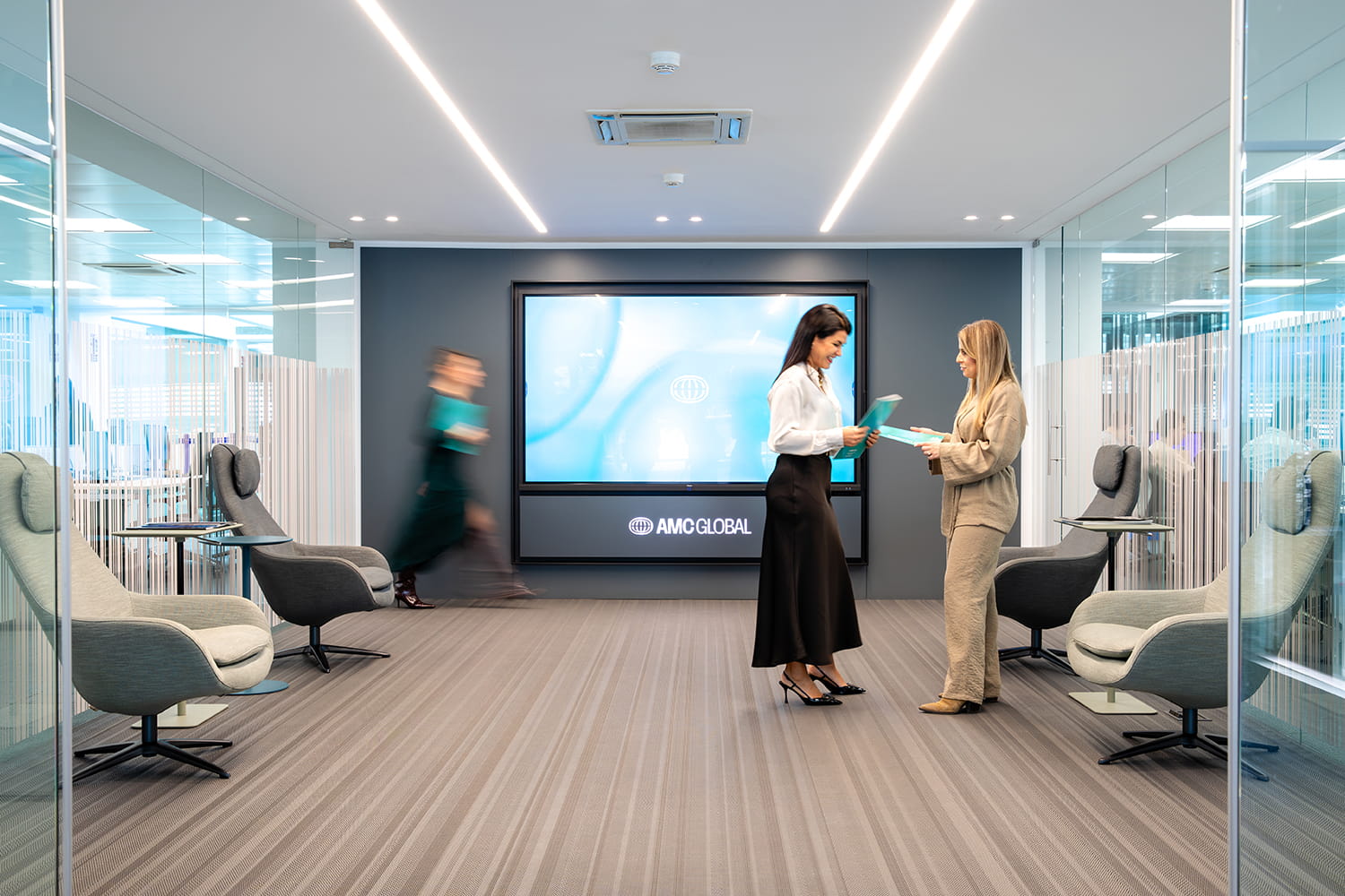 Equipo profesional reunido en sala corporativa de AMC Global durante jornada de trabajo