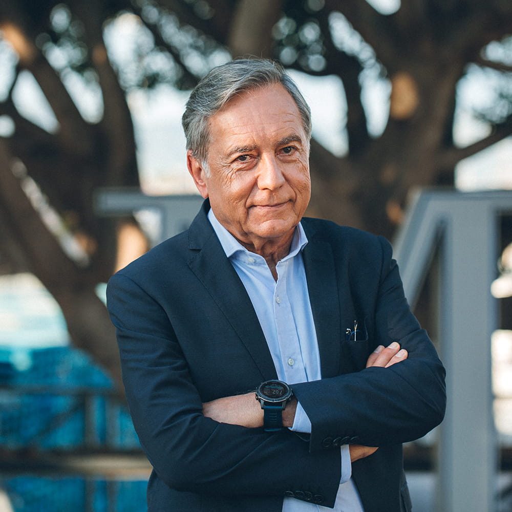 CEO de AMC Global posando en retrato corporativo profesional al aire libre