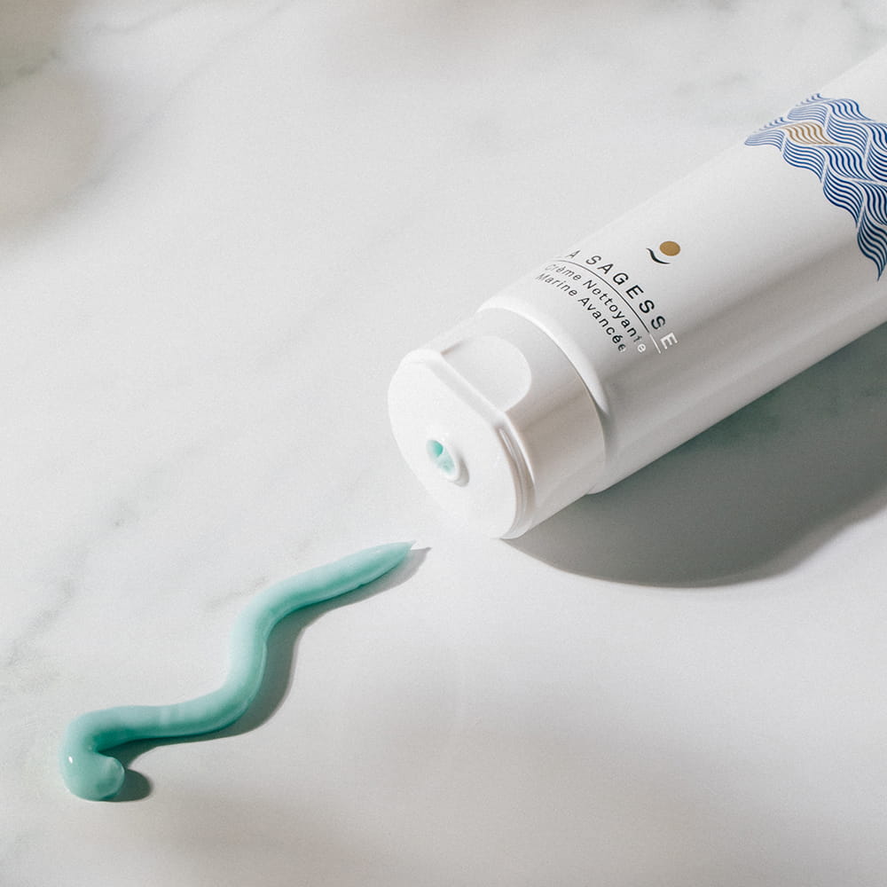 Fotografía de crema Bluevert con textura sobre superficie de mármol