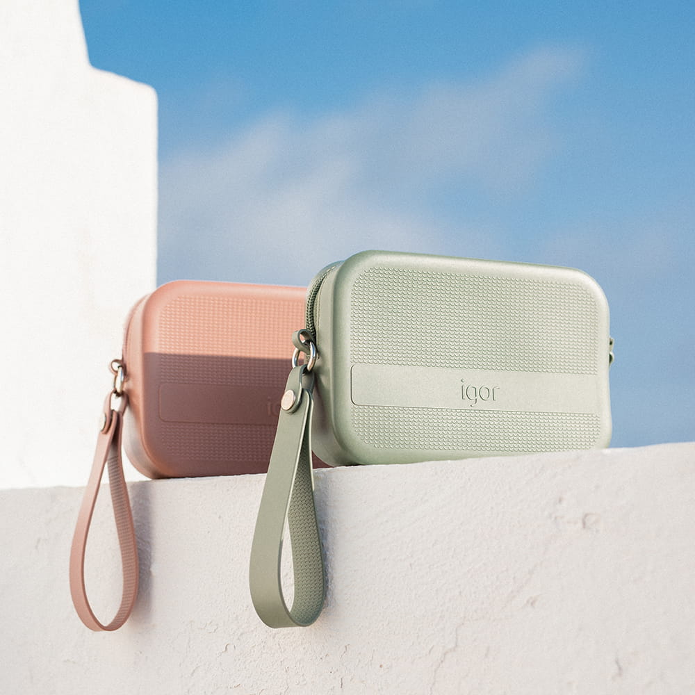 Bolsos de silicona de Igor Shoes en colores pastel fotografiados en exterior con fondo azul