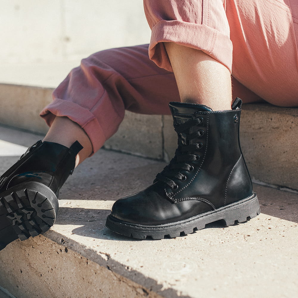 Fotografía de calzado infantil para Luna Calzados con botas negras en exterior