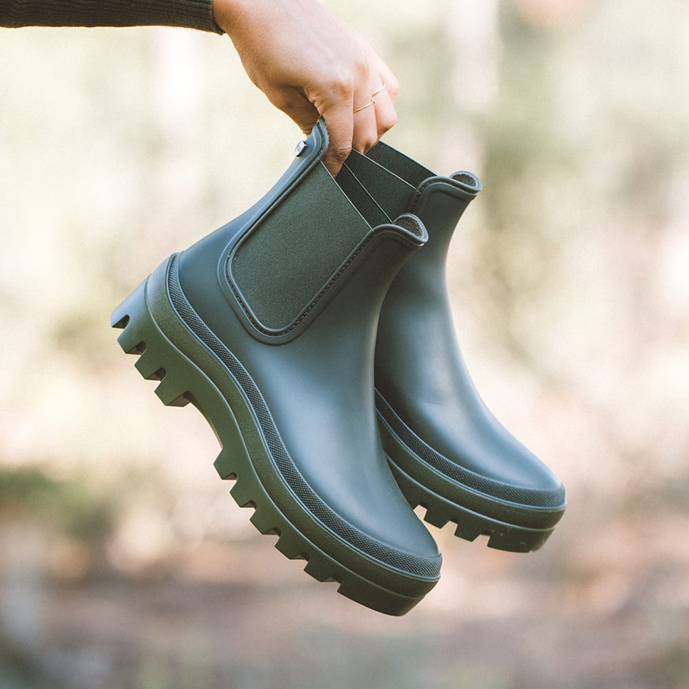 Fotografía de botas de agua de mujer verdes de la marca Igor Shoes en exterior