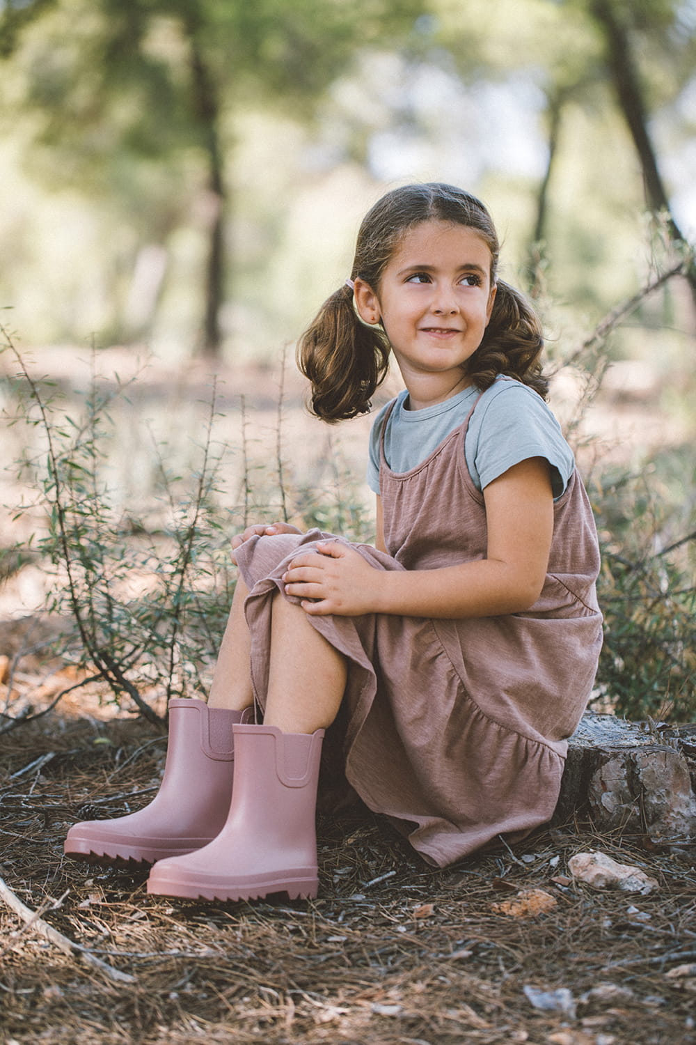 Fotografía de niña con botas de agua infantiles rosas de la marca Igor Shoes en exterior