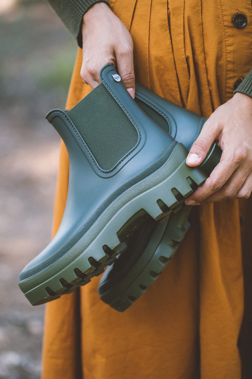 Fotografía profesional de botas de agua Igor Shoes en exterior