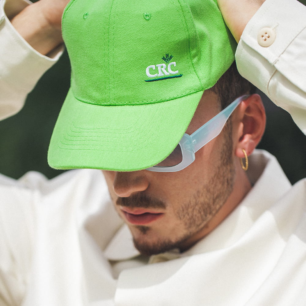 Fotografía de moda comercial con modelo masculino luciendo gorra corporativa en sesión para entidad financiera