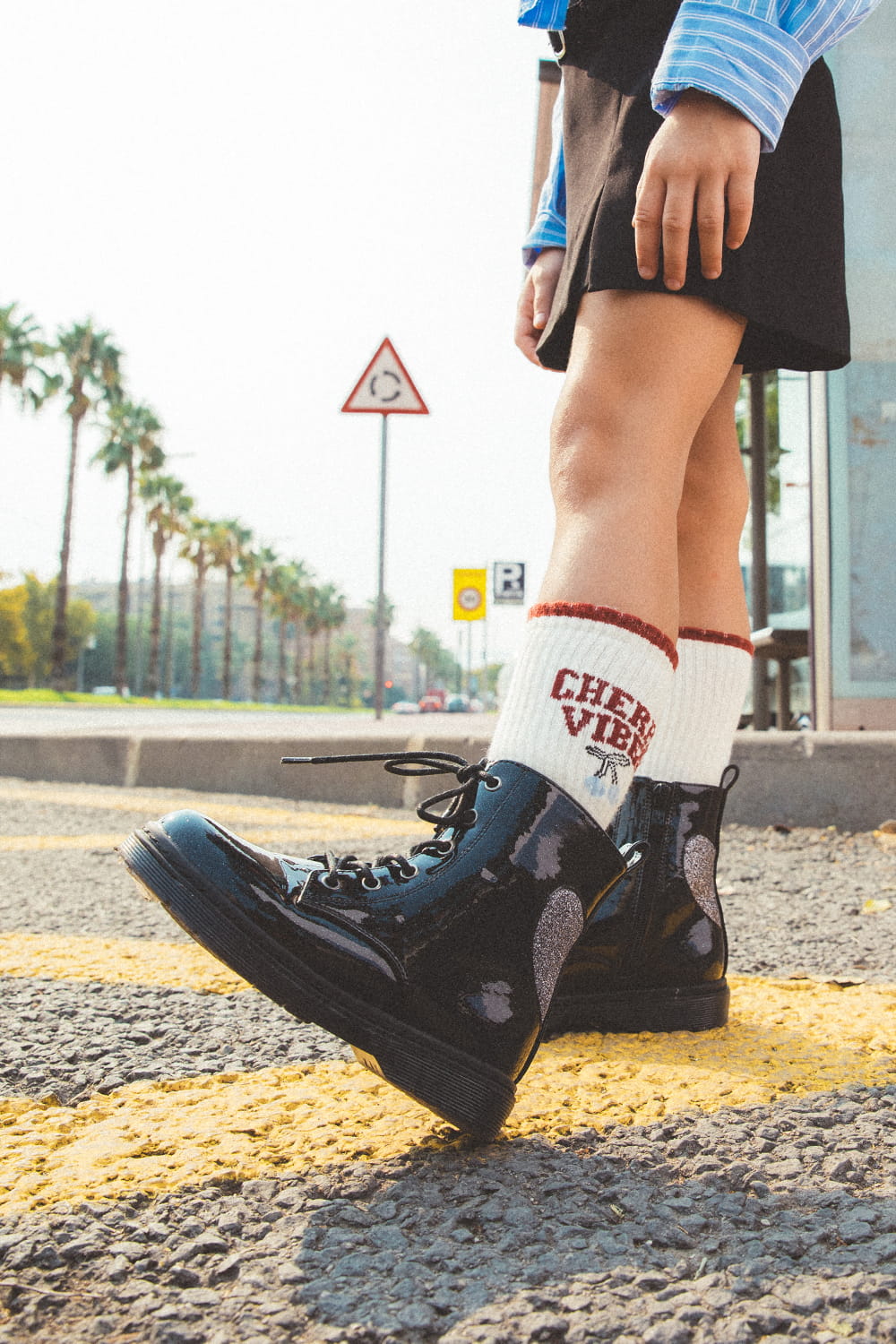 Fotografía profesional de calzado infantil en exterior urbano