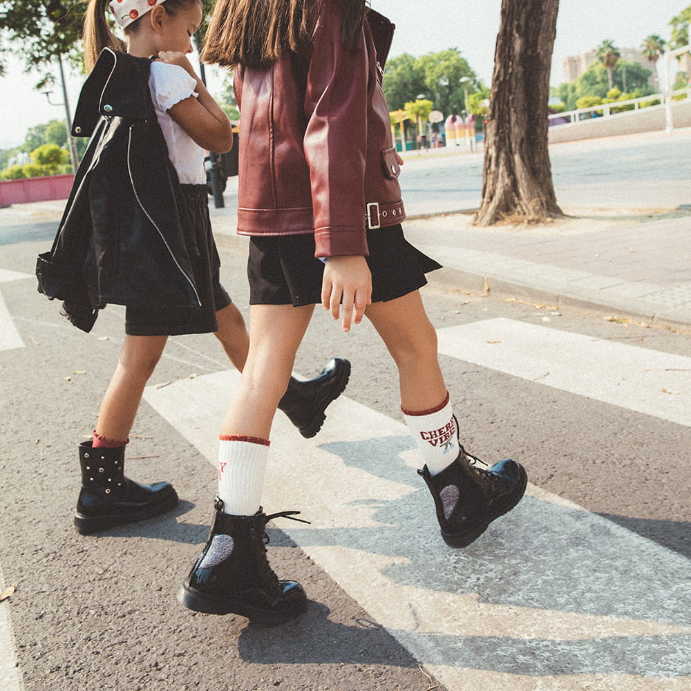 Fotografía lifestyle de calzado infantil en paso de peatones