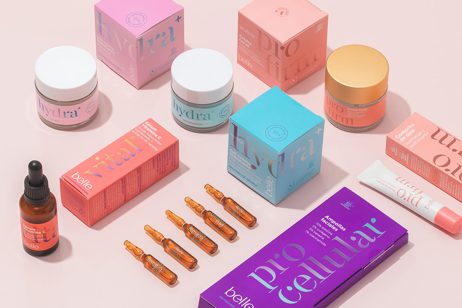 Fotografía de línea de cosméticos Belle con packaging colorido sobre fondo neutro