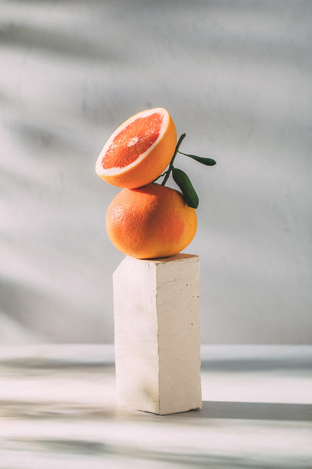 Fotografía artística de pomelos en composición minimalista perteneciente a la obra Readymade en la huerta de Cristina Navarro