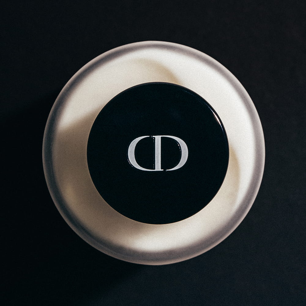Fotografía cenital del perfume Sauvage de Dior con enfoque minimalista