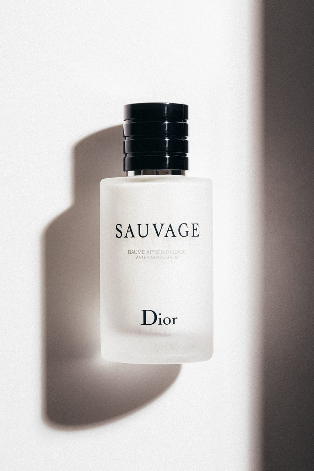 Fotografía de after-shave Sauvage de Dior con iluminación lateral y sombra marcada