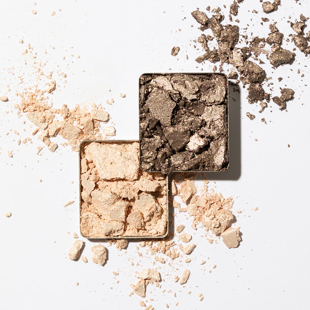 Fotografía de sombras de ojos en polvo con textura fragmentada