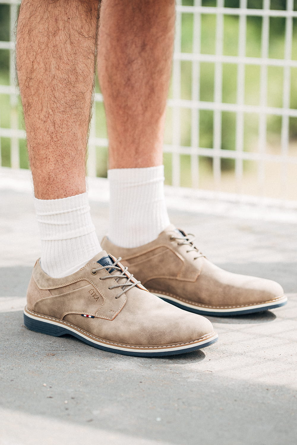 Fotografía lifestyle de calzado masculino en exterior