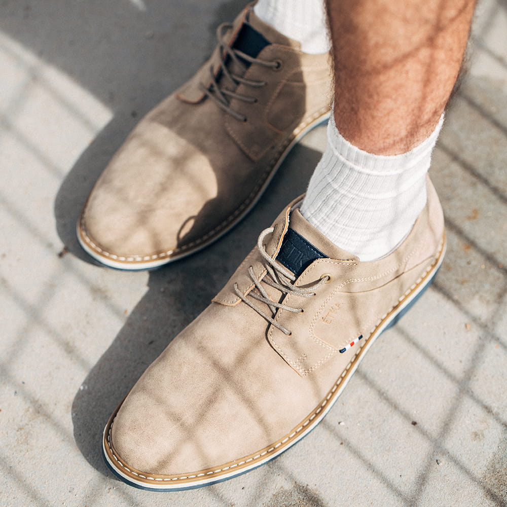 Fotografía detalle de calzado masculino en exterior