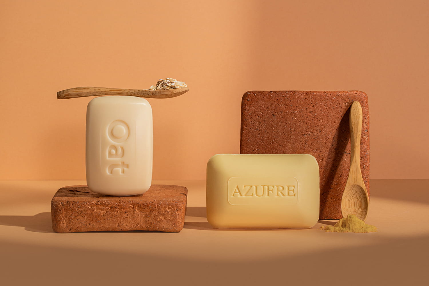 Fotografía de jabones Grisi con composición natural y elementos orgánicos