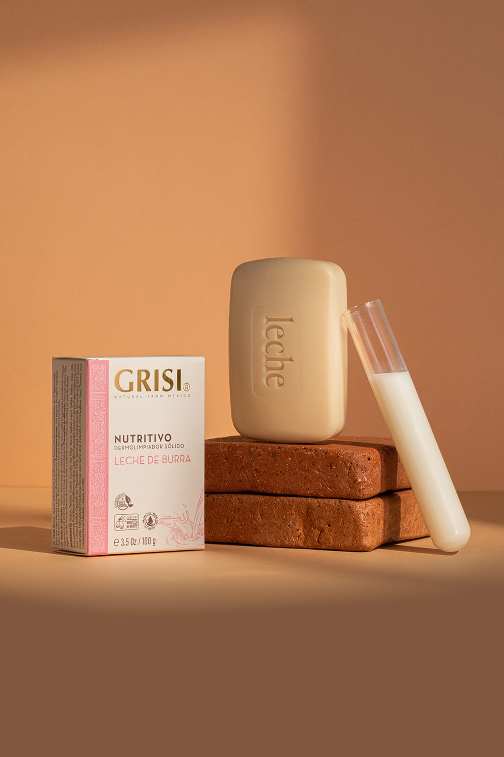 Fotografía de jabón Grisi leche de burra con packaging y composición minimalista