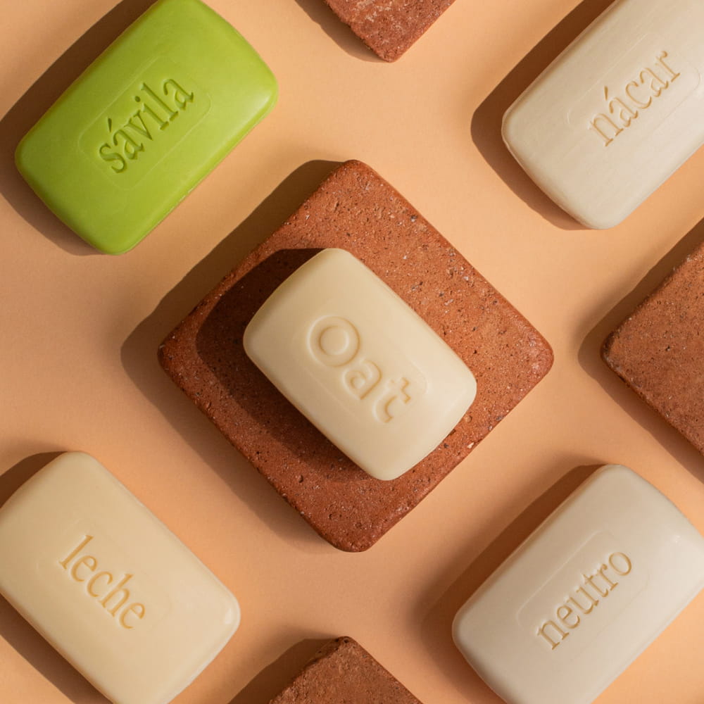 Fotografía de jabones Grisi en composición geométrica sobre fondo cálido