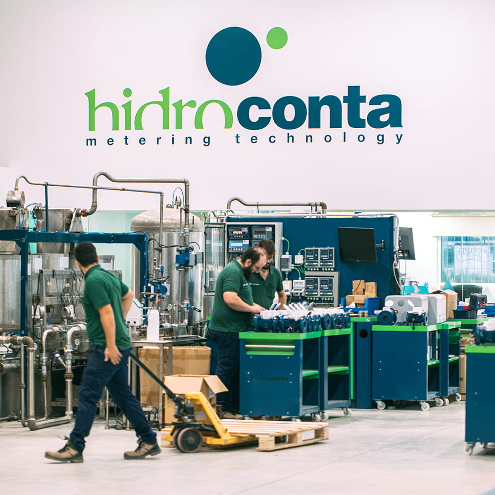 Trabajadores de Hidroconta en la fábrica durante un reportaje corporativo de la empresa