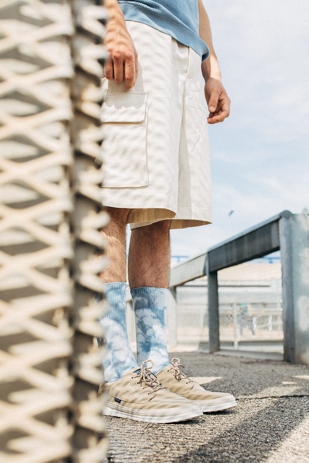 Fotografía lifestyle de calzado masculino en exterior urbano