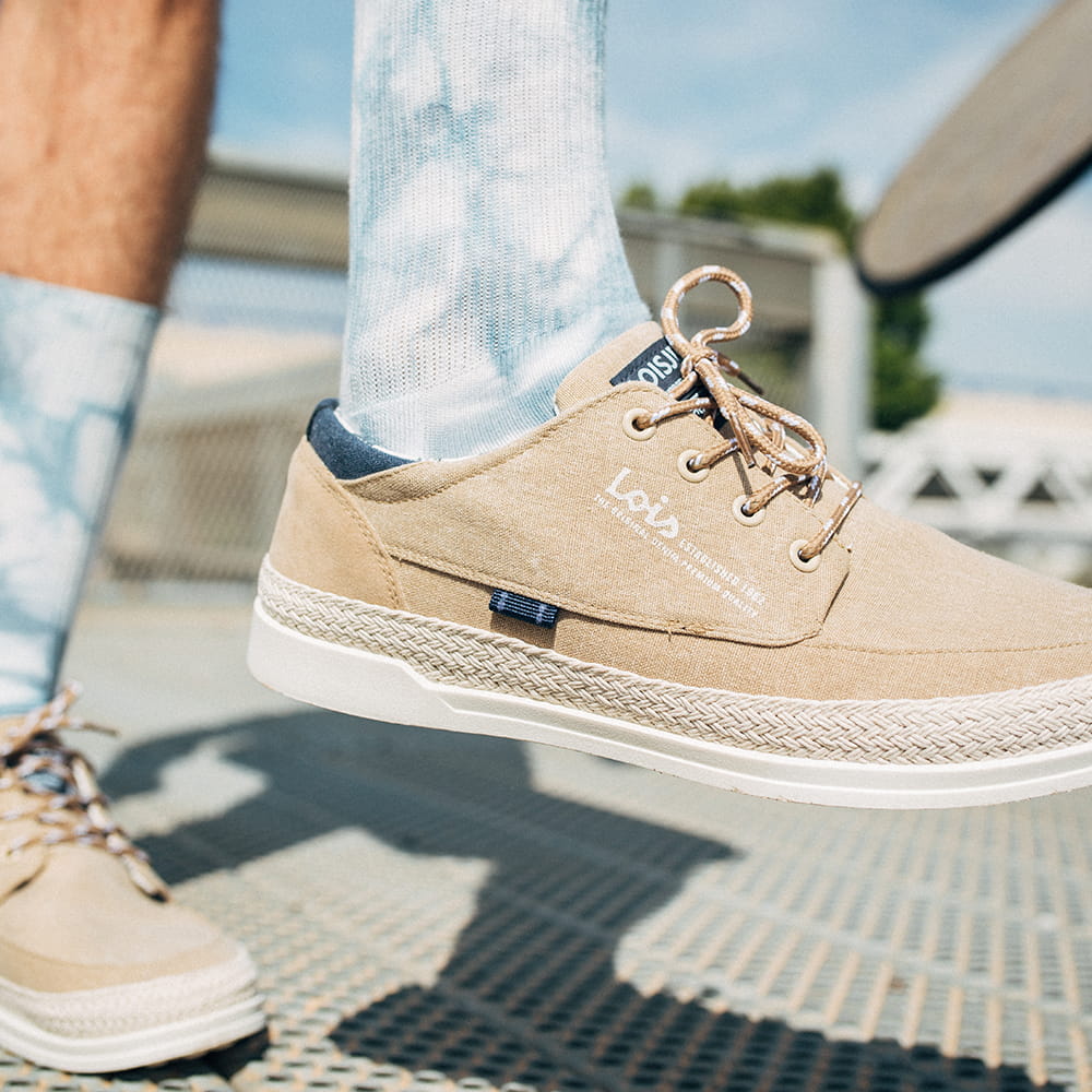 Fotografía detalle de zapatilla masculina Lois en exterior