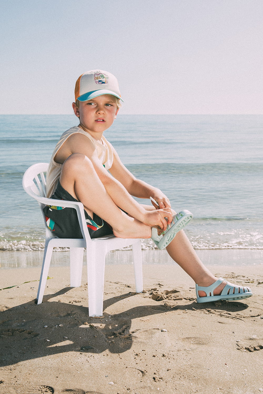 Fotografía lifestyle de cangrejeras infantiles Igor Shoes en la playa