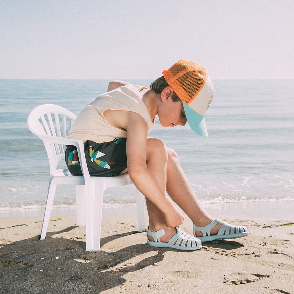 Fotografía infantil en playa con cangrejeras Igor Shoes