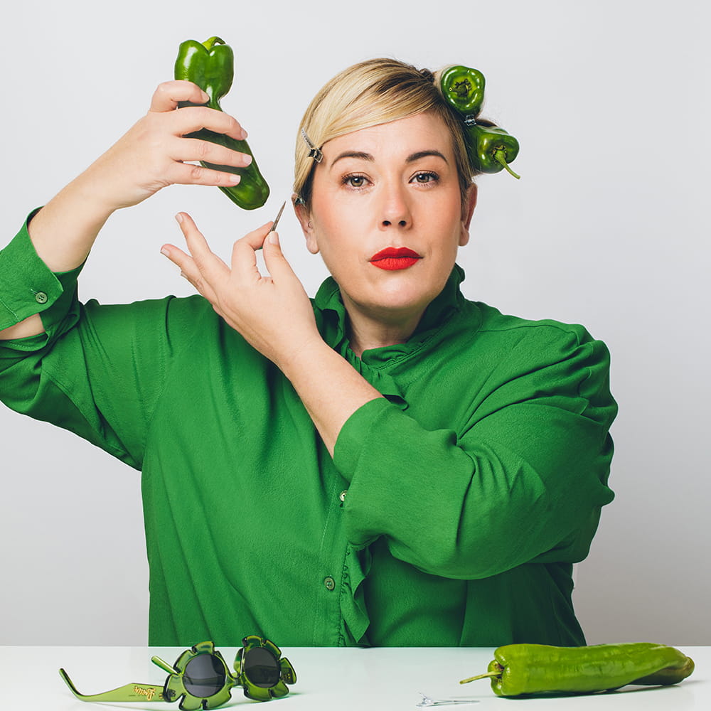 Fotografía editorial con influencer posando en estudio con productos de la Región de Murcia para campaña de marca