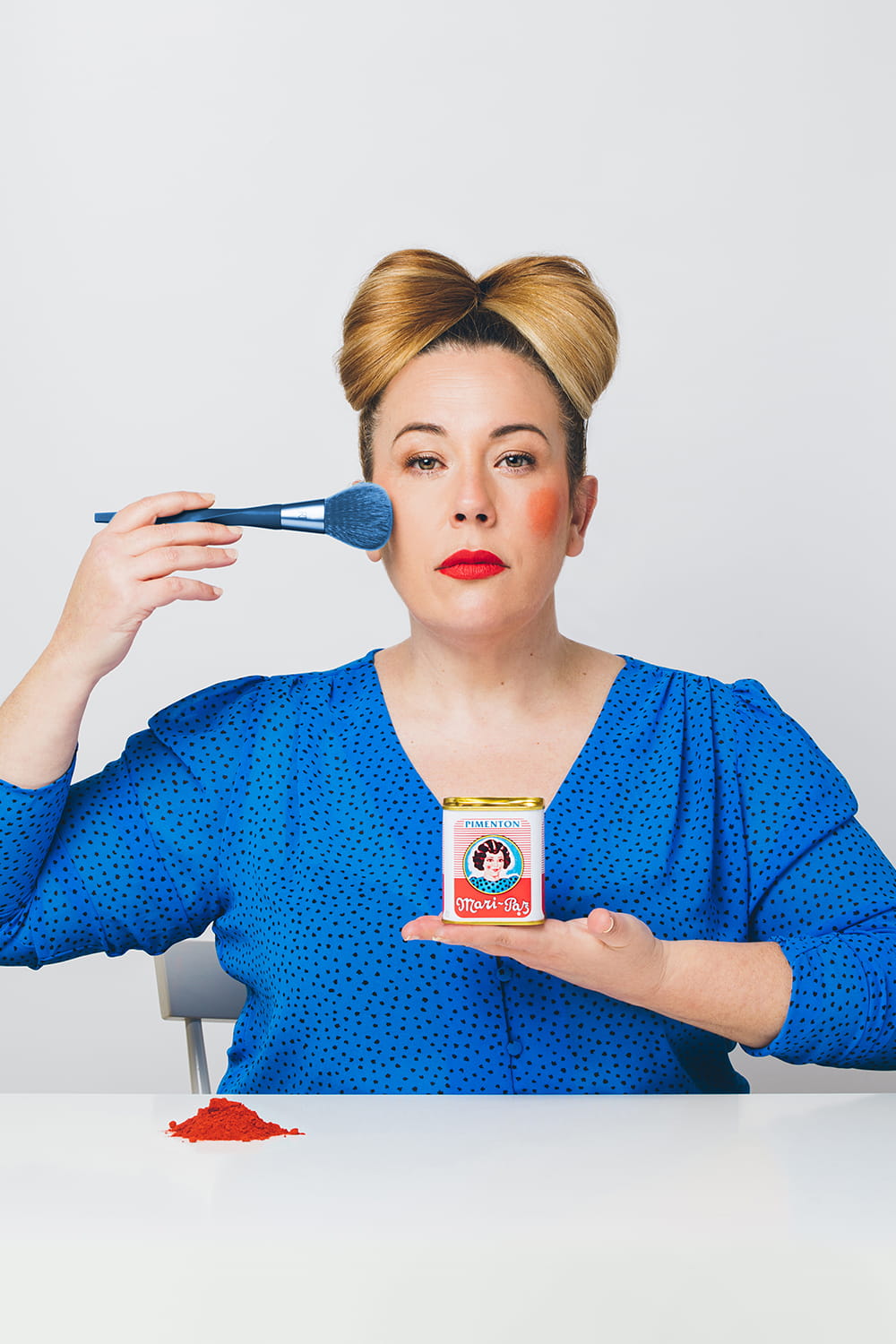 Fotografía editorial creativa con influencer utilizando pimentón de Murcia como maquillaje en campaña publicitaria