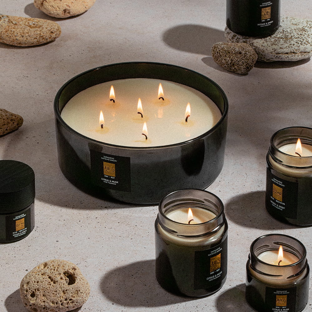 Fotografía de velas aromáticas y perfumes Ladenac en composición premium