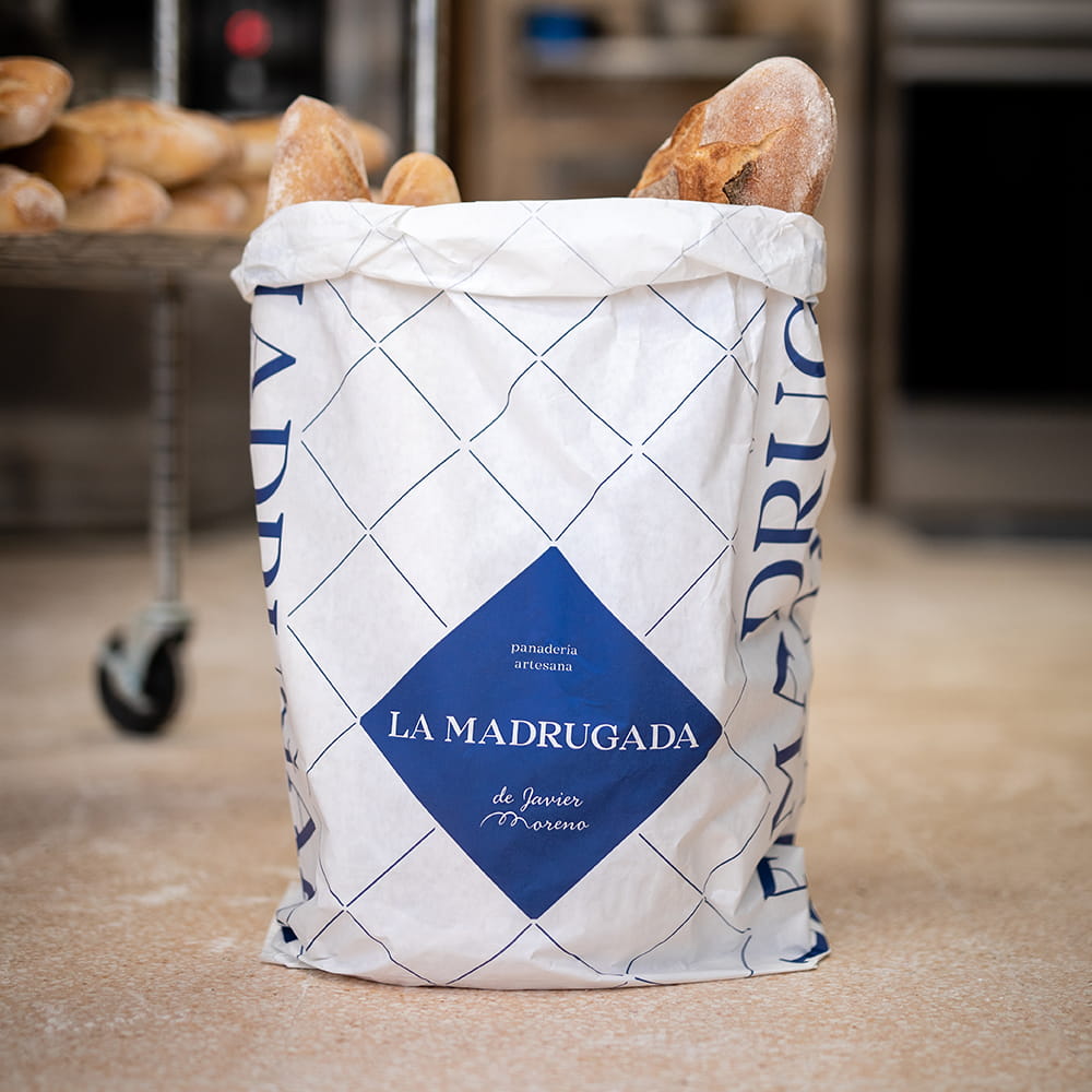 Bolsa de panadería artesana La Madrugada con barras de pan en obrador en Murcia