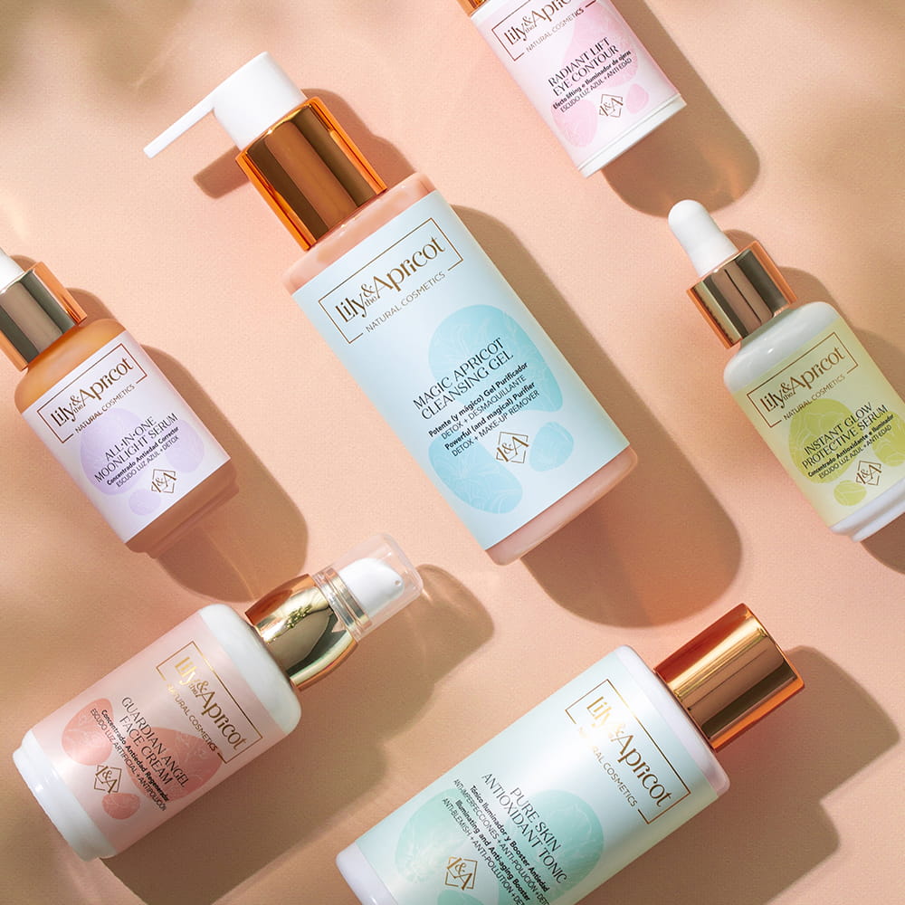 Fotografía de línea cosmética Lily & The Apricot en composición plana sobre fondo cálido