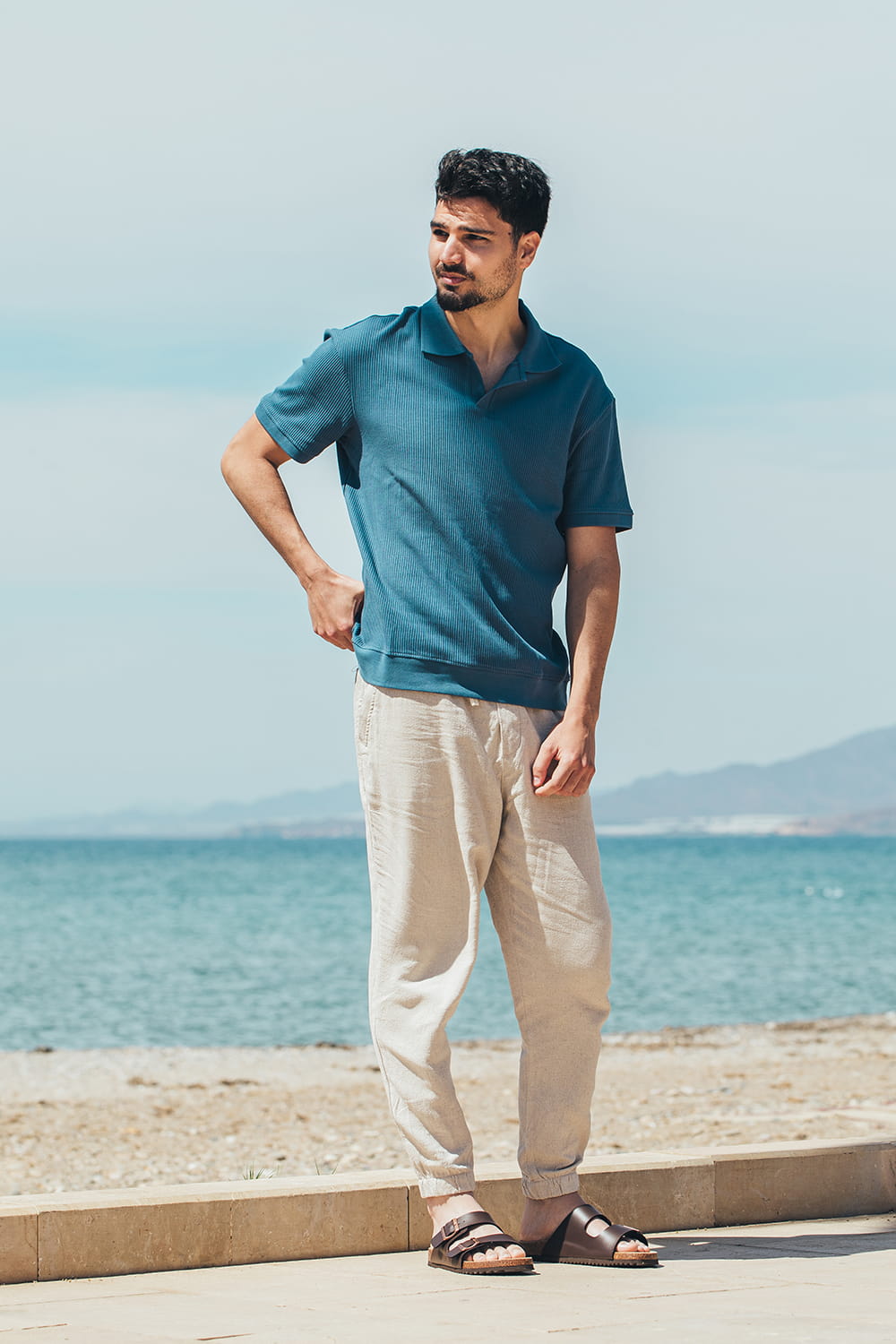 Fotografía de moda masculina en exterior con modelo luciendo sandalias de hombre para campaña de calzado