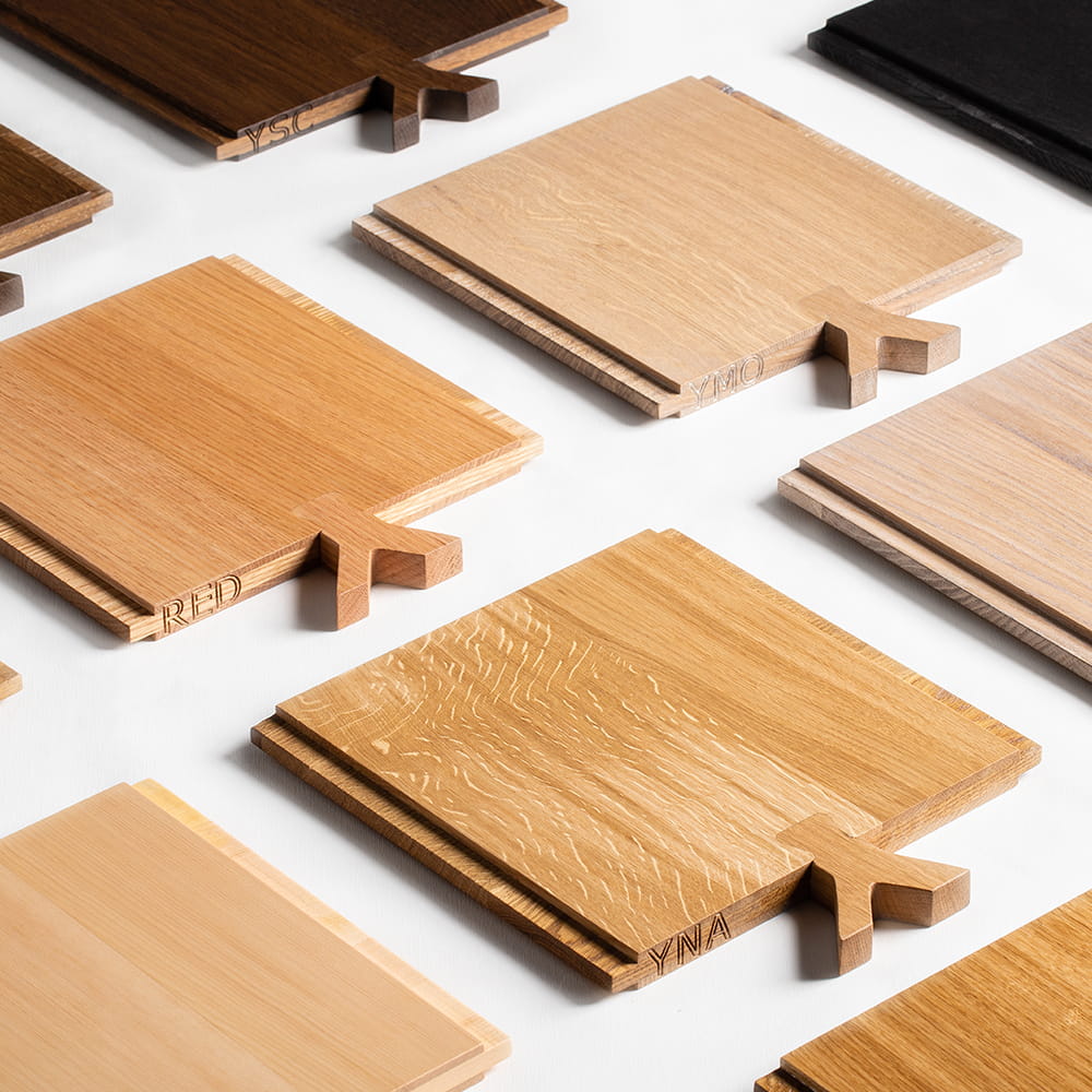 Fotografía de producto de muestras de madera y acabados para mesas sobre fondo blanco