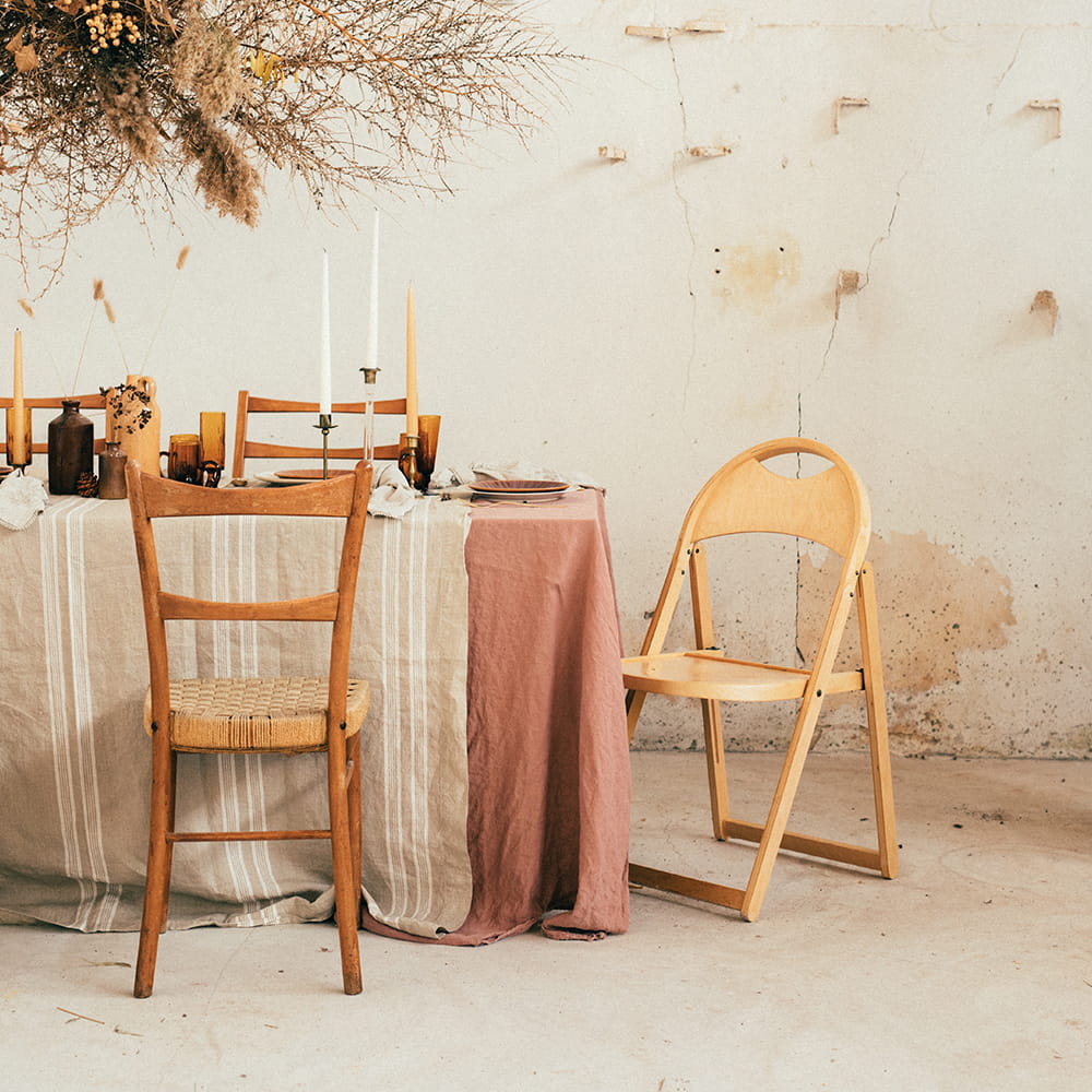 Fotografía de interiores con mesa decorada y estilismo mediterráneo en espacio rústico