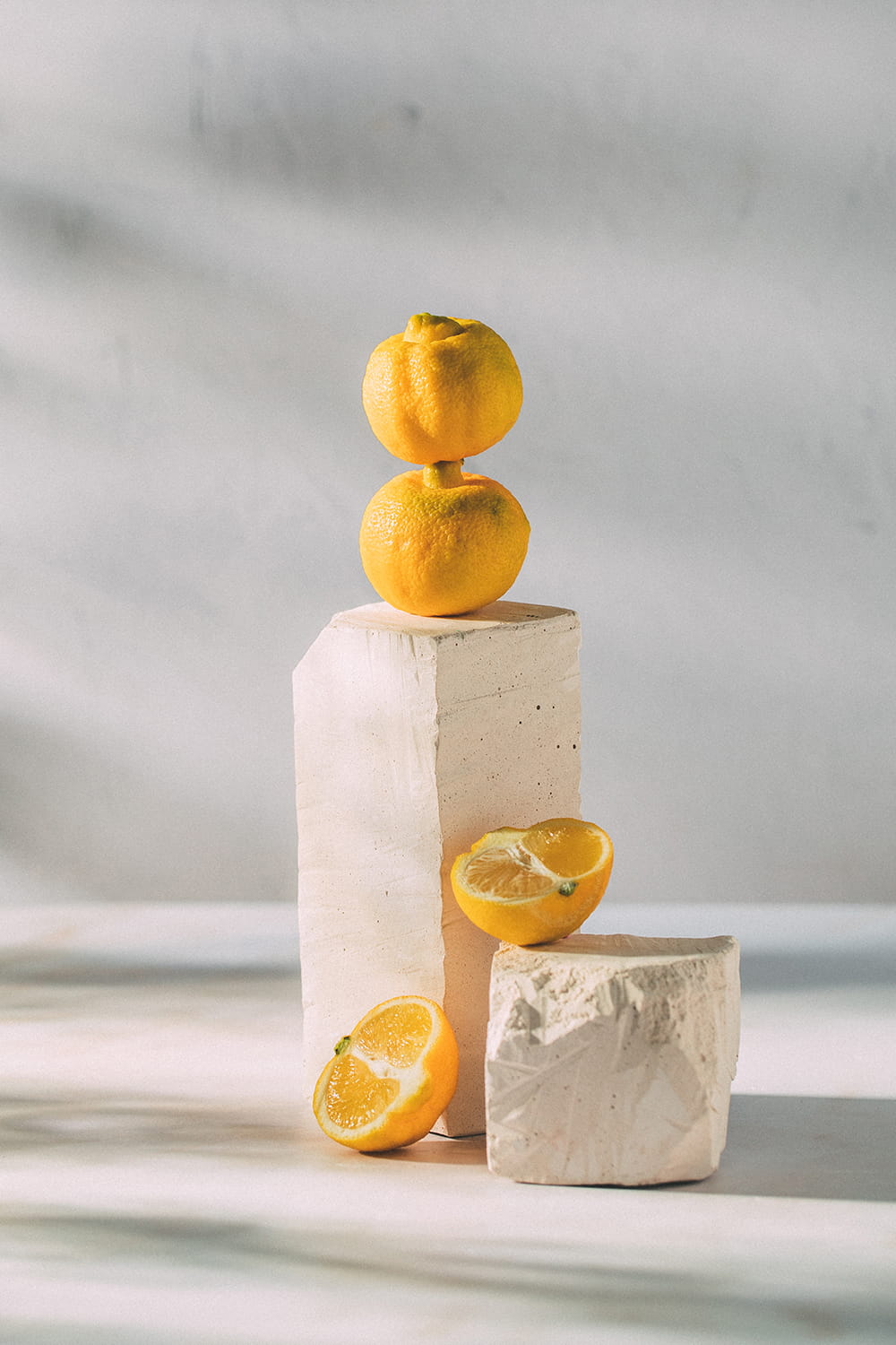 Fotografía artística conceptual con limetas en composición minimalista realizada por Cristina Navarro