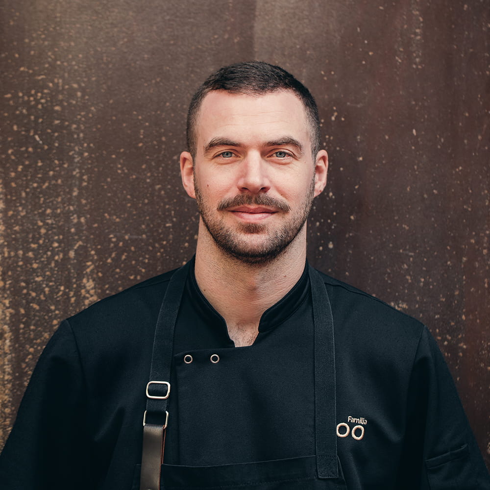 Fotografía gastronómica de retrato del chef Miguel del restaurante Por Herencia con chaqueta de cocina negra