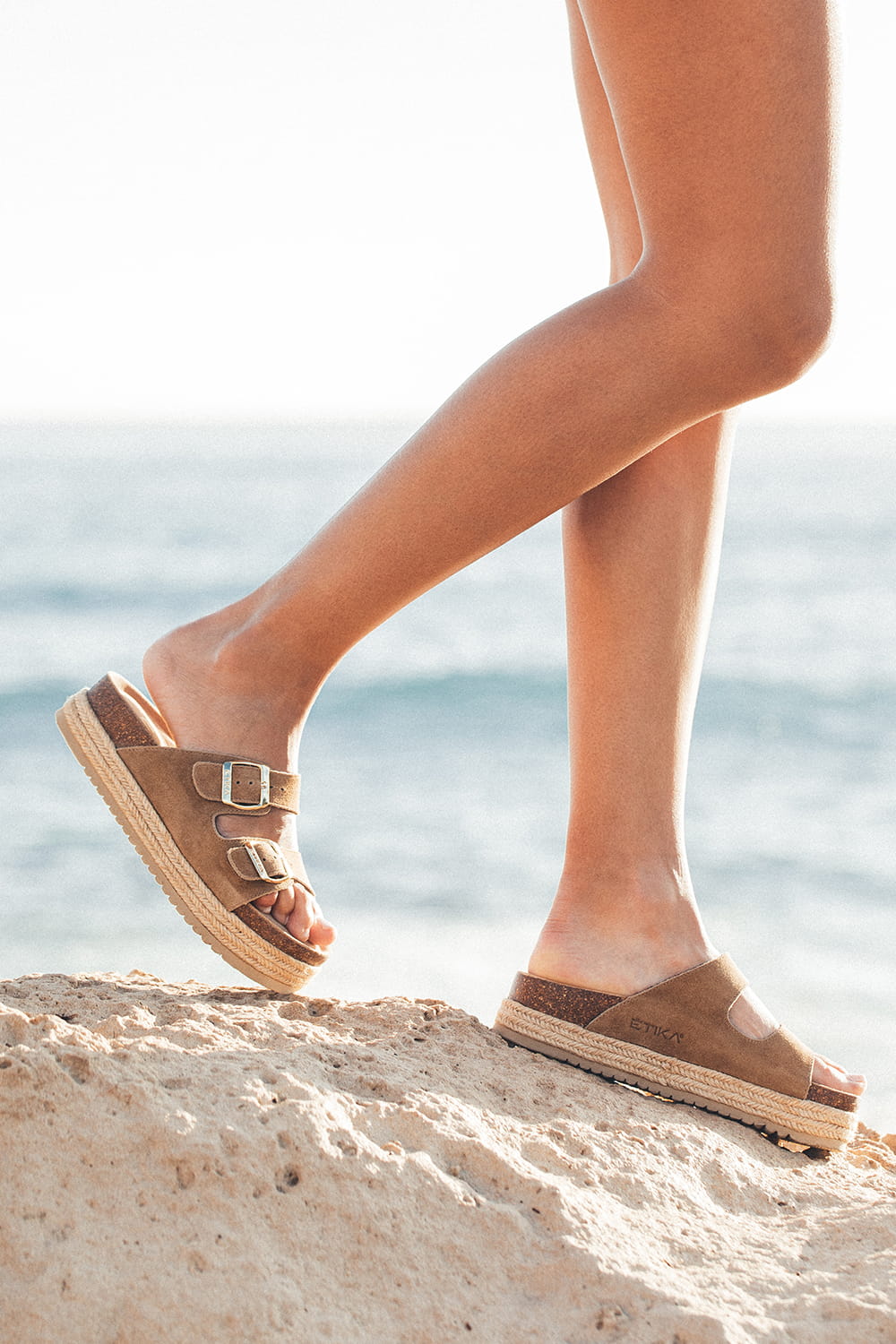 Fotografía lifestyle de sandalias Étika en la playa