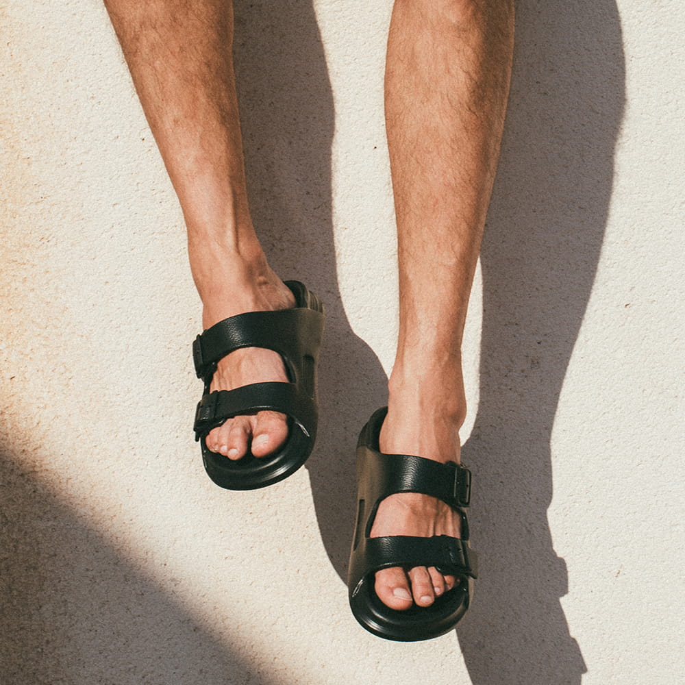 Fotografía cenital de sandalias masculinas Igor Shoes