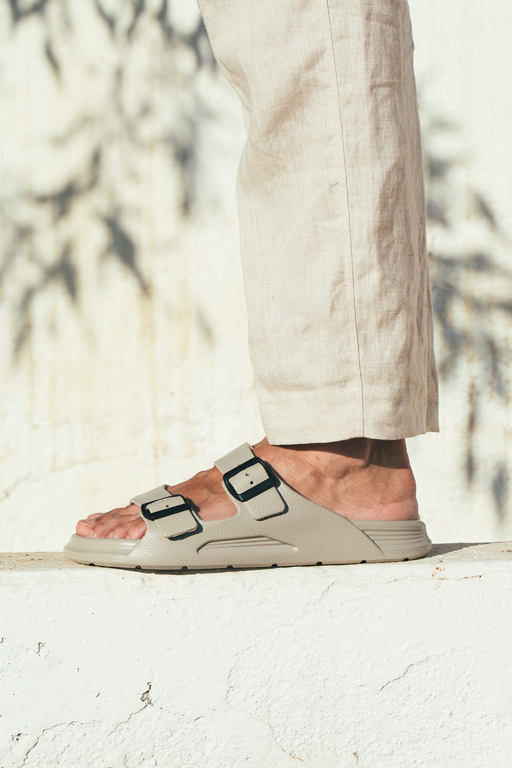 Fotografía lateral de sandalias Igor para hombre en exterior