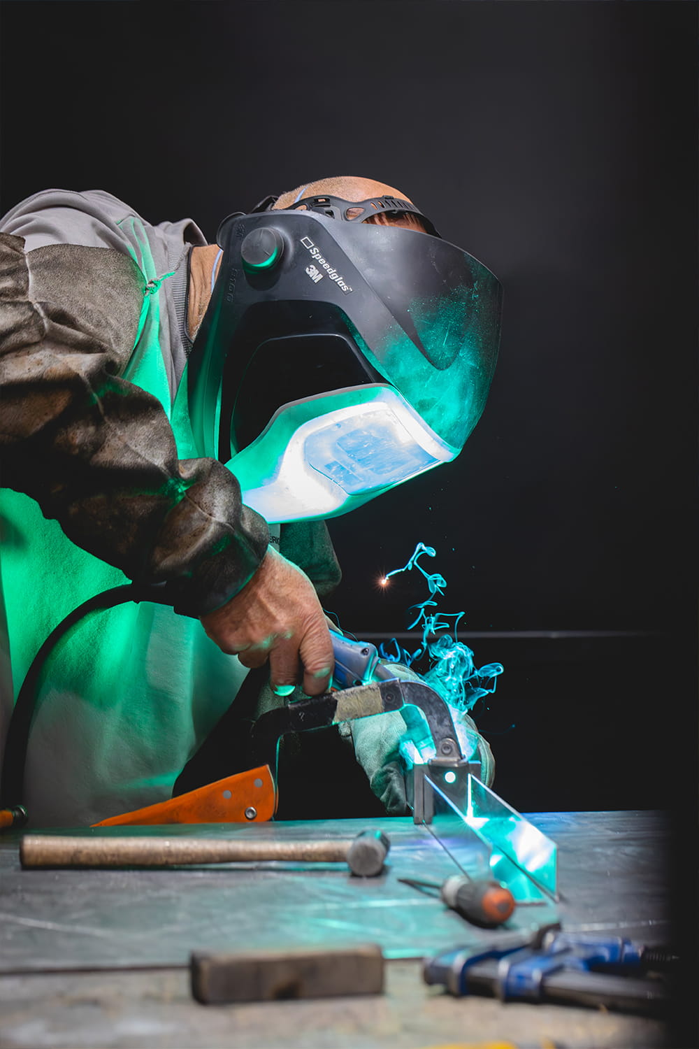 Técnico de Serigrafic realizando soldadura en taller para trabajos de rotulación y estructuras metálicas
