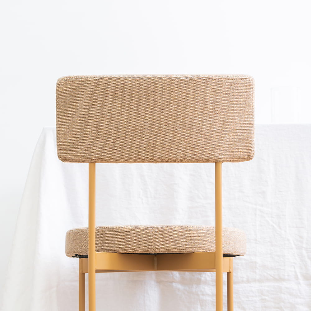 Fotografía de silla tapizada en estudio con fondo neutro