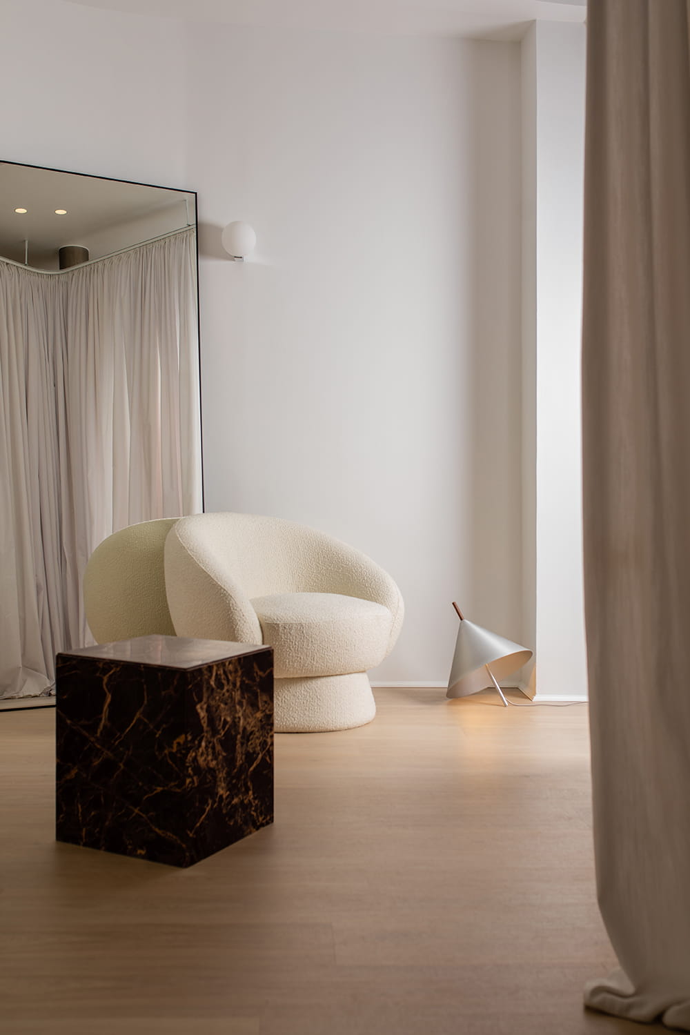 Interior minimalista de tienda de vestidos de novia con mobiliario de diseño y luz suave