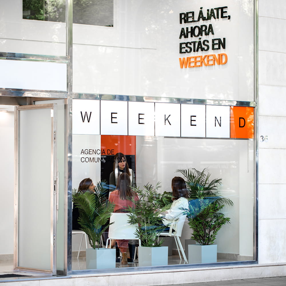 Reunión de equipo en la agencia de comunicación Weekend en su oficina