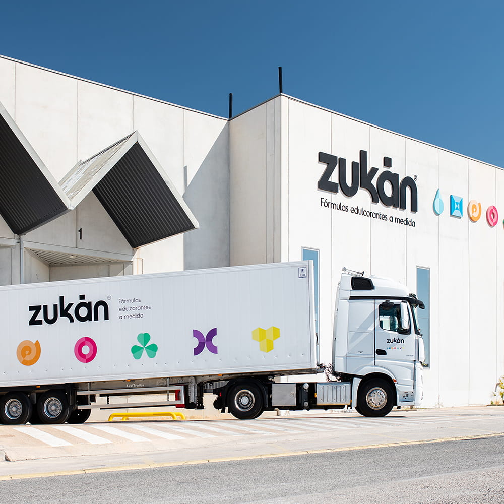 Camión de transporte frente a las instalaciones de Zukán, empresa de edulcorantes