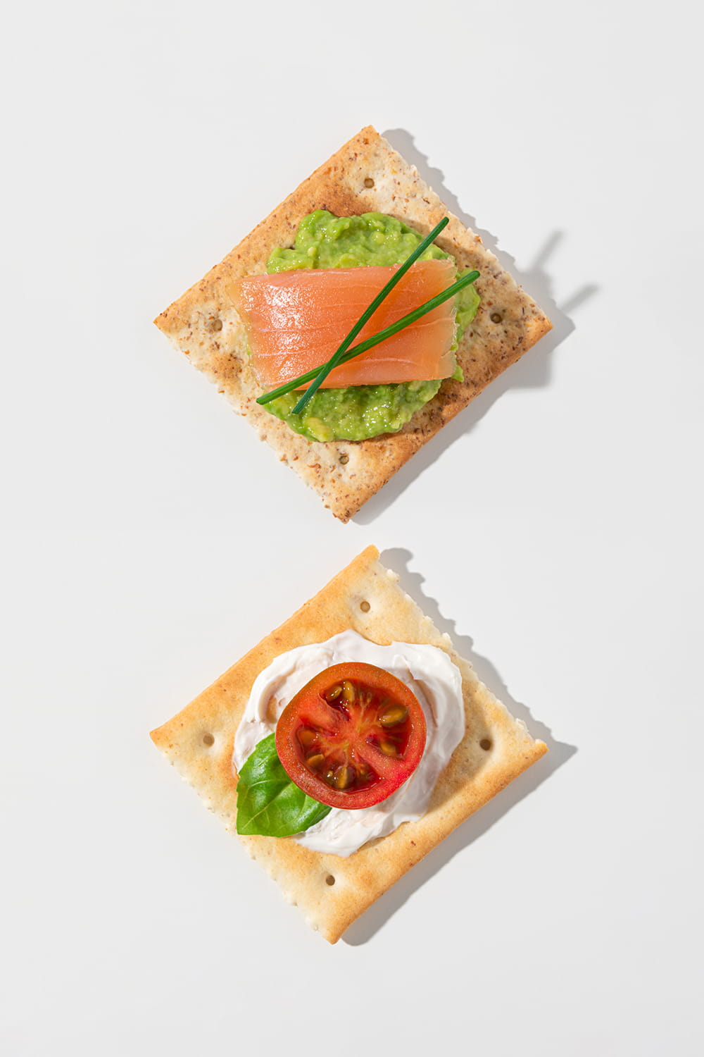 Fotografía cenital de crackers con toppings saludables para packaging de alimentación realizada por Cristina Navarro
