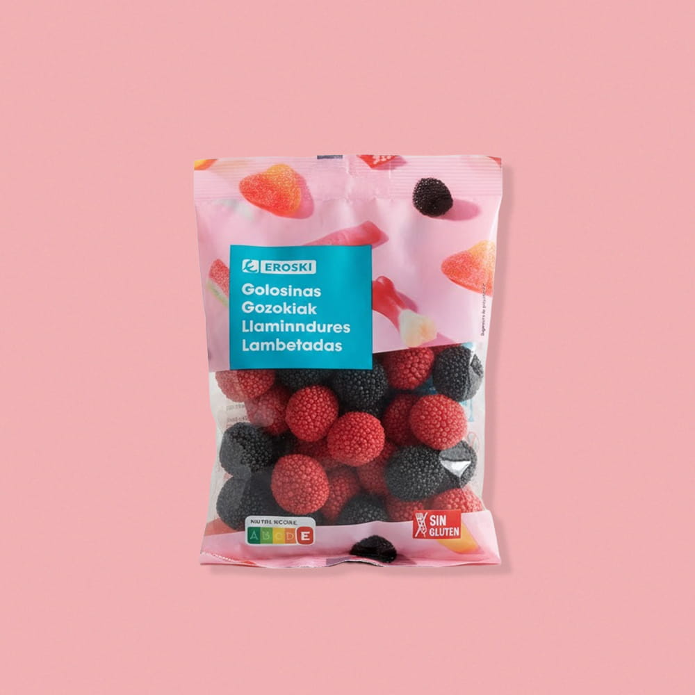 Fotografía de packaging de golosinas Eroski sobre fondo rosa realizada por Cristina Navarro